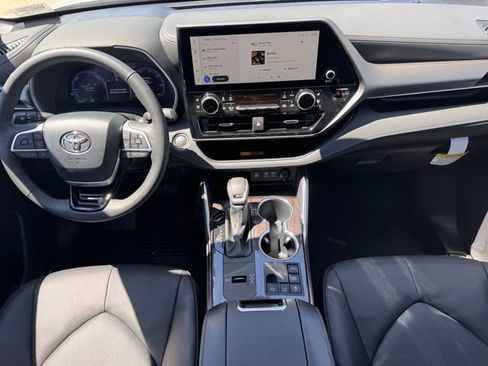 Used 2026 Toyota Highlander Limited image 18