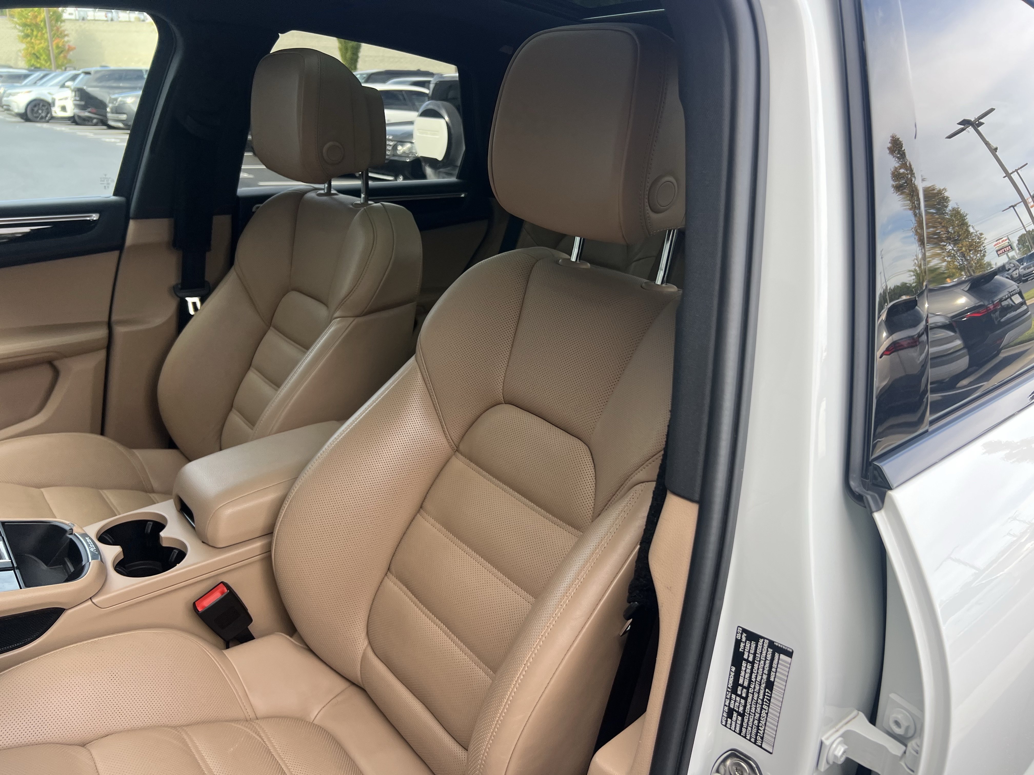 Used 2023 Porsche Macan AWD/4WD image 16