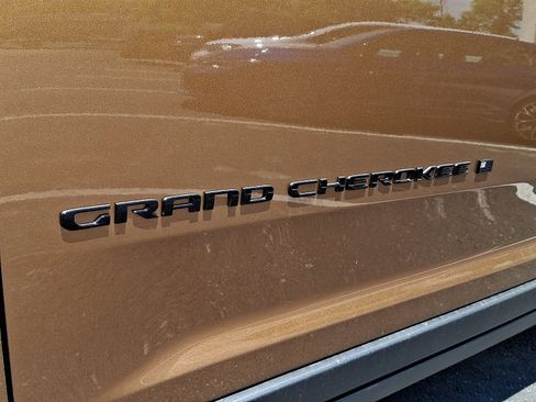 New 2026 Jeep Grand Cherokee Limited w/ Limited Altitude Package AWD/4WD image 19