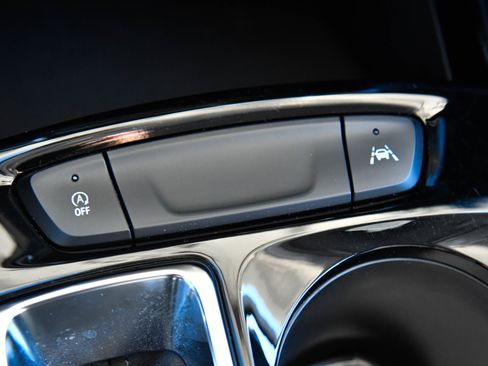 Used 2025 Chevrolet Trax LT w/ LT Convenience Package image 24