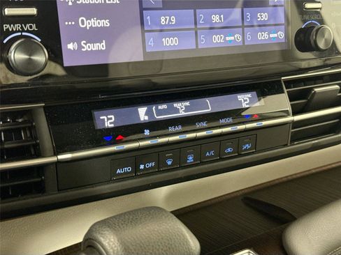 Used 2024 Toyota Sienna LE image 23