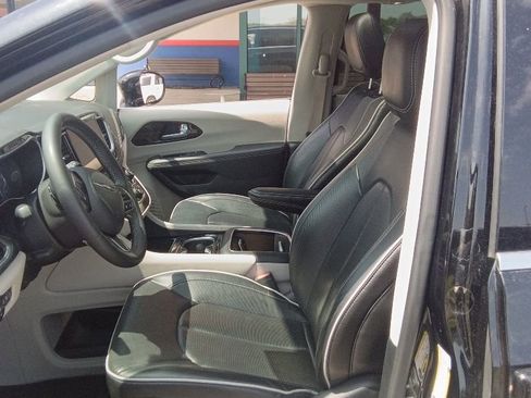 Used 2024 Chrysler Pacifica Limited FWD image 9