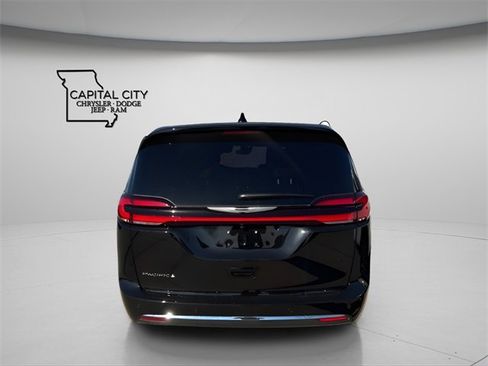 New 2026 Chrysler Pacifica Select image 9