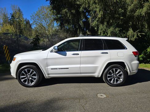 Used 2017 Jeep Grand Cherokee Overland AWD/4WD image 2