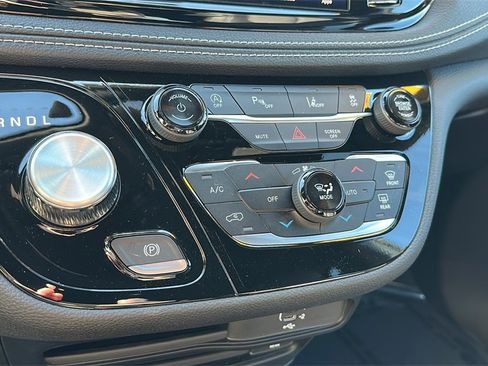 New 2026 Chrysler Pacifica Select image 21