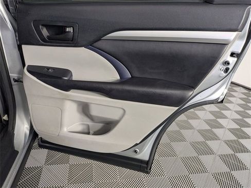 Used 2017 Toyota Highlander Plus image 31
