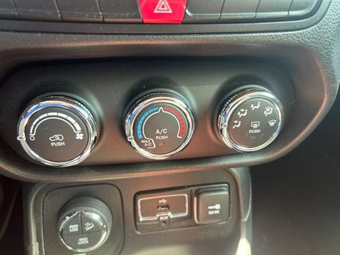 Used 2015 Jeep Renegade Trailhawk AWD/4WD image 16