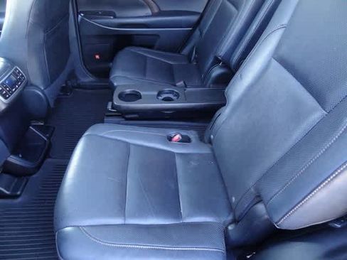 Used 2014 Toyota Highlander Limited Platinum image 9