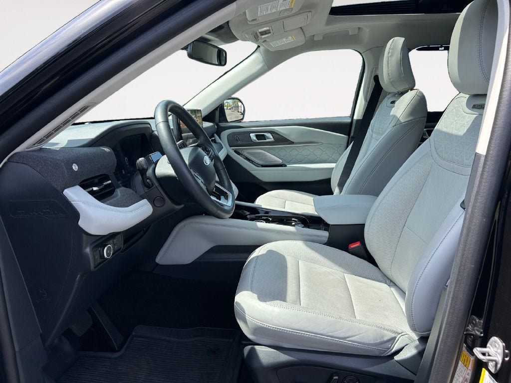 Used 2025 Ford Explorer Platinum w/ Ultimate Package AWD/4WD image 7