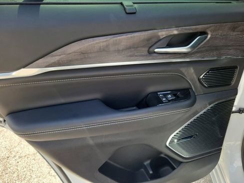 Used 2022 Jeep Grand Cherokee Overland w/ Luxury Tech Group IV image 12