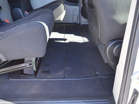 Used 2013 Dodge Grand Caravan SE image 29