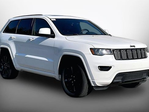 Used 2017 Jeep Grand Cherokee Altitude RWD image 2