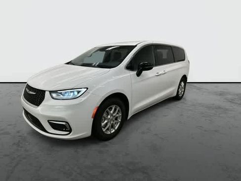 Used 2025 Chrysler Pacifica Select FWD image 8
