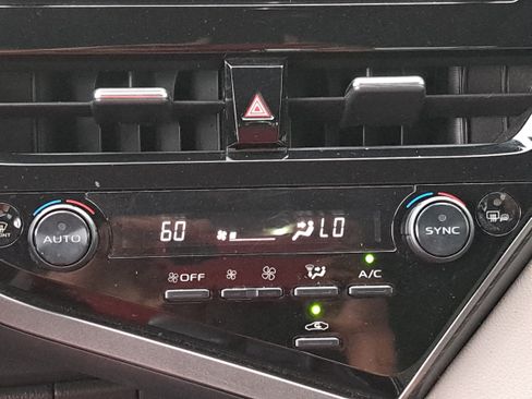 Used 2022 Toyota Camry SE FWD image 22