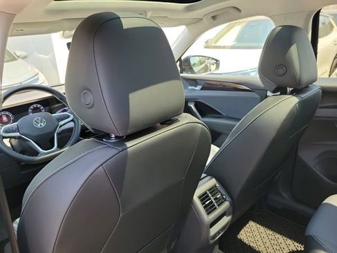 Certified 2025 Volkswagen Tiguan SE w/ Panoramic Sunroof Package AWD/4WD image 13