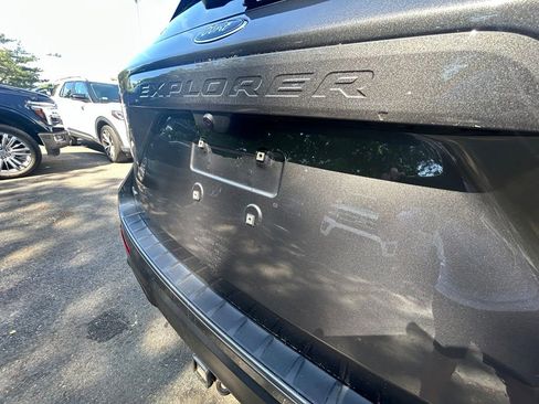 Used 2023 Ford Explorer XLT w/ Equipment Group 202A AWD/4WD image 7