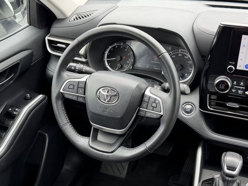 Used 2023 Toyota Highlander LE FWD image 15