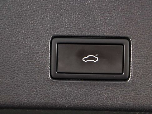 Used 2022 Volkswagen Atlas Cross Sport SE image 30