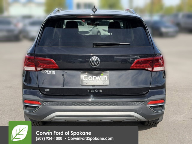 Used 2024 Volkswagen Taos SE w/ Panoramic Sunroof Package FWD image 17