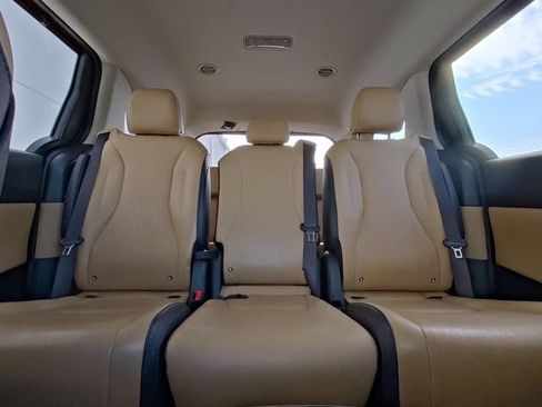 Used 2024 Kia Carnival EX FWD image 28