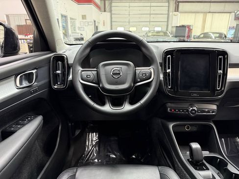 Used 2022 Volvo XC40 T5 Momentum AWD/4WD image 21