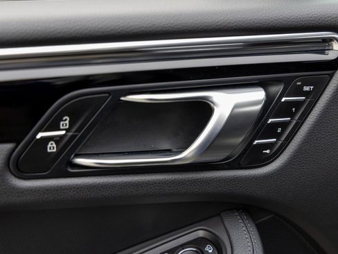 Certified 2025 Porsche Macan image 22