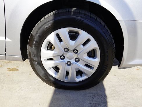 Used 2017 Dodge Grand Caravan SE w/ UConnect Hands-Free Group image 10