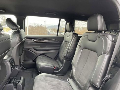 Used 2023 Jeep Grand Cherokee L Laredo image 16