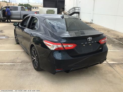 Used 2020 Toyota Camry SE w/ Convenience Package FWD image 4