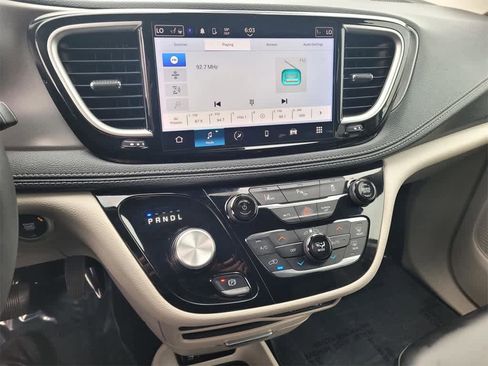 Used 2023 Chrysler Pacifica Touring-L image 18
