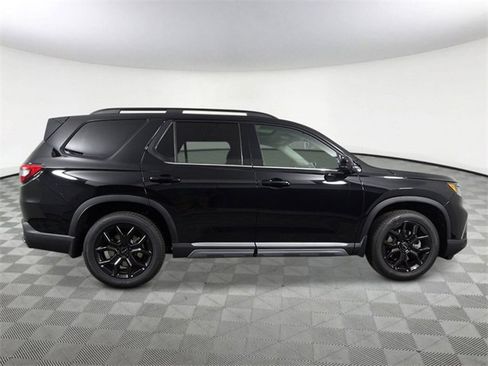 New 2025 Honda Pilot Touring image 2