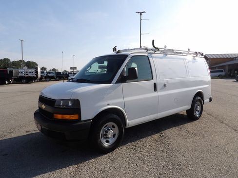 Used 2018 Chevrolet Express 2500 w/ Driver Convenience Package RWD image 3