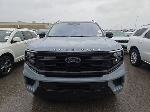 Used 2025 Ford Expedition Active AWD/4WD image 3