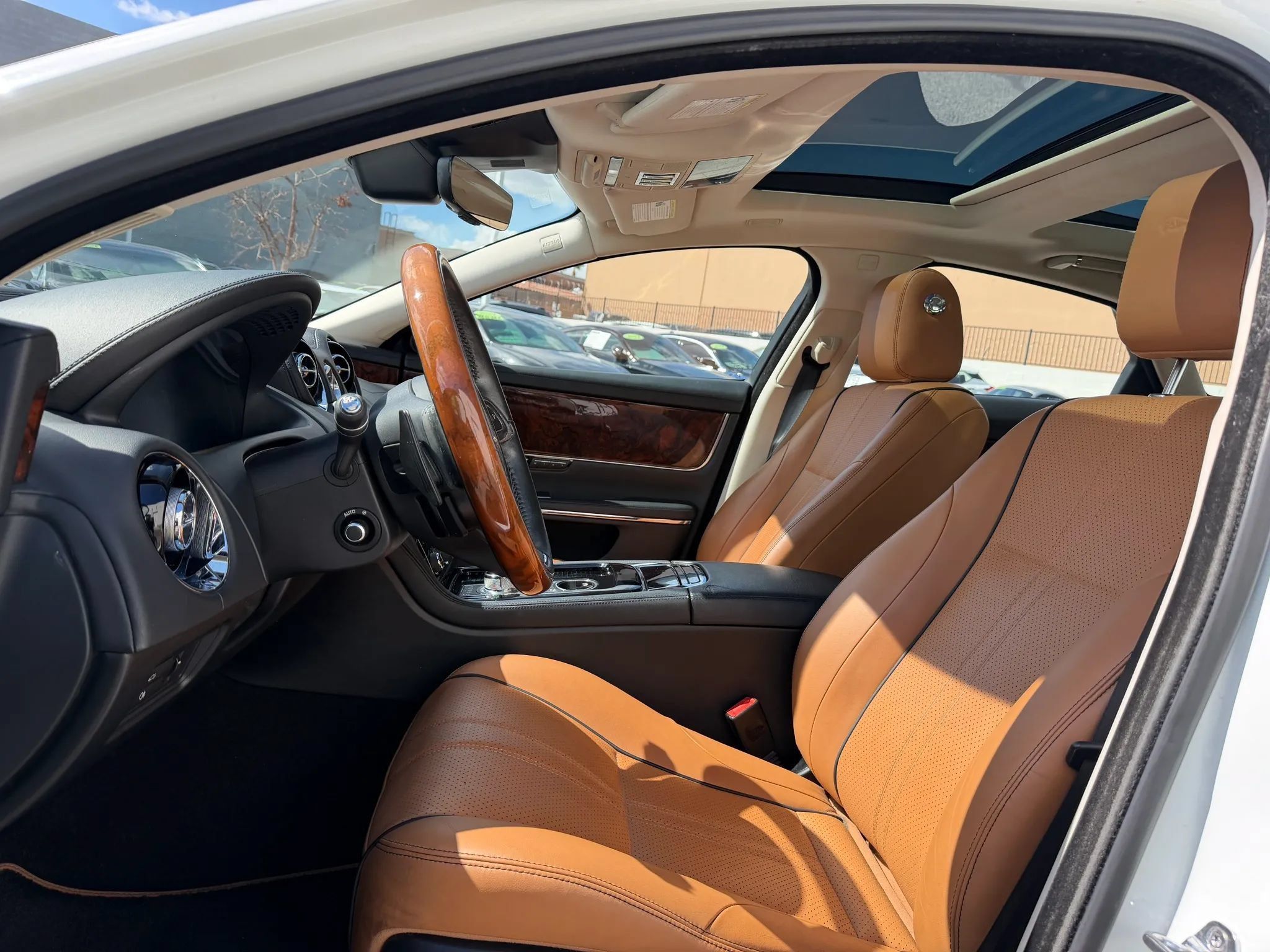 Used 2018 Jaguar XJ R-Sport RWD image 11