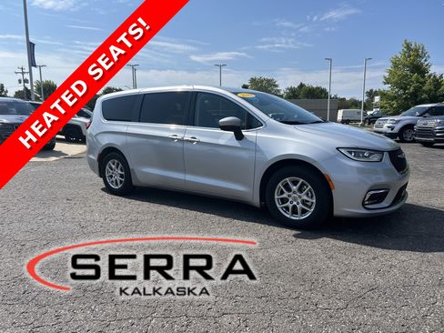 Used 2023 Chrysler Pacifica Touring-L FWD image 1