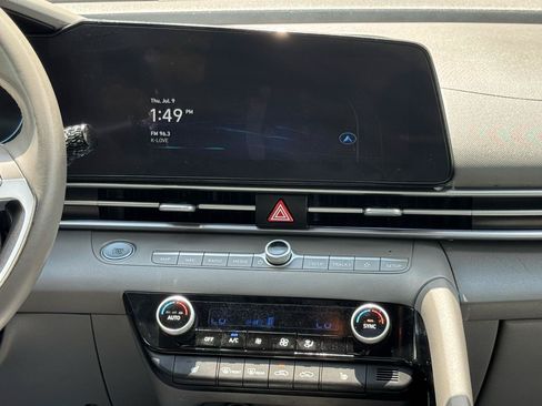 Used 2025 Hyundai Elantra SEL FWD image 17