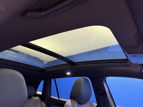 Certified 2025 Volkswagen Tiguan SE R-Line AWD/4WD image 25