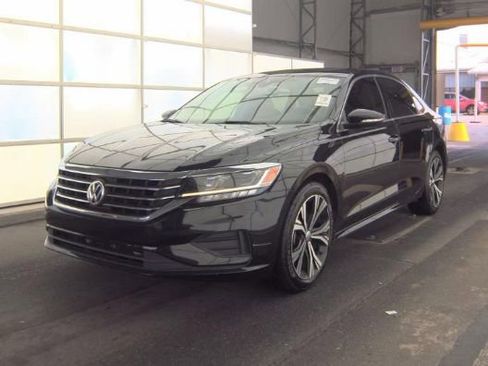 Used 2021 Volkswagen Passat 2.0T SE FWD image 3