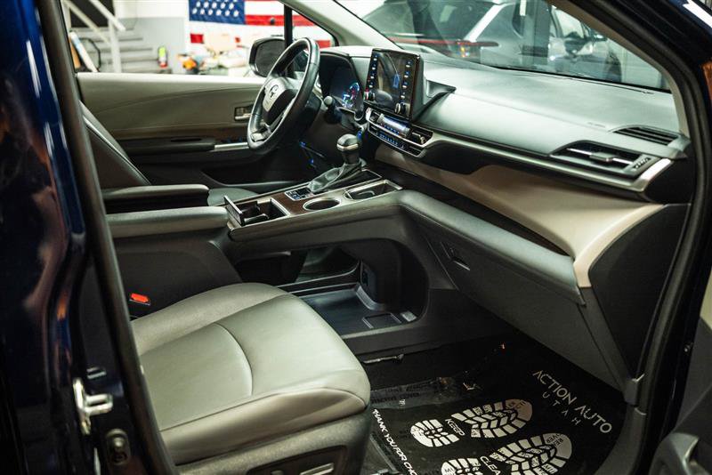Used 2023 Toyota Sienna XLE FWD image 14
