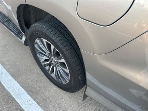 Used 2022 Lexus GX 460 Luxury w/ Off Road Package image 13