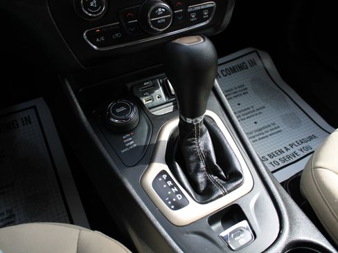 Used 2017 Jeep Cherokee Latitude w/ Comfort/Convenience Group image 16