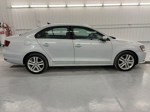 Used 2017 Volkswagen Jetta SEL Premium image 2