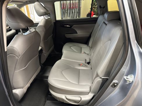 Used 2021 Toyota Highlander XLE image 26