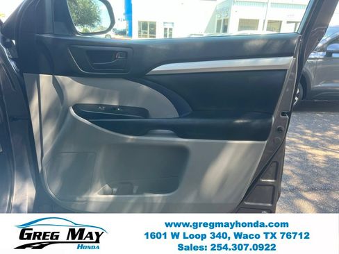 Used 2017 Toyota Highlander Plus FWD image 12