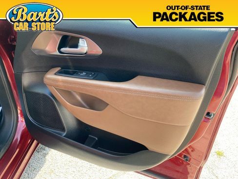 Used 2018 Chrysler Pacifica Limited w/ Advanced Safetytec Group FWD image 16