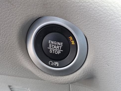 Used 2023 Chrysler Pacifica Touring-L FWD image 21