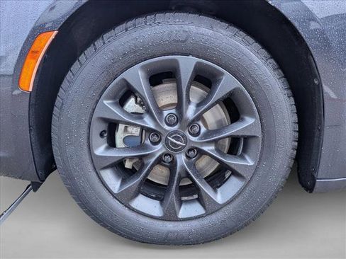 Used 2021 Chrysler Pacifica Touring w/ Uconnect Theater Family Group image 24