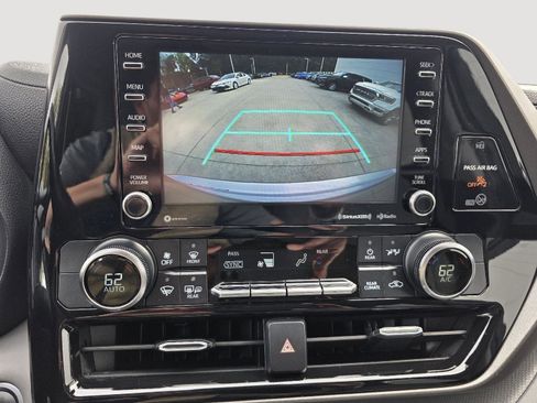 Used 2021 Toyota Highlander LE image 19
