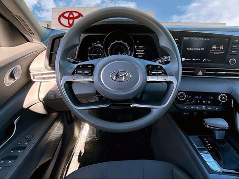 Used 2023 Hyundai Elantra Blue image 5