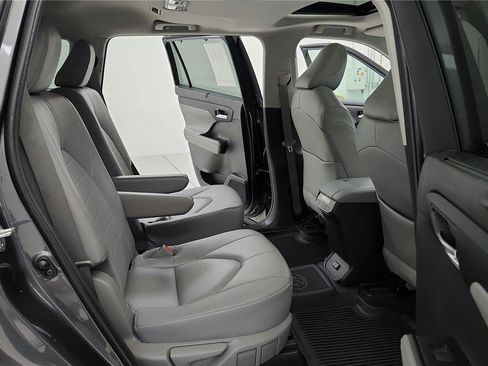 Certified 2023 Toyota Highlander XLE image 22